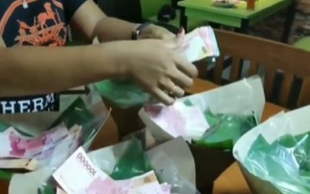 Nasi Bungkus Isi Uang Rp 1 Juta