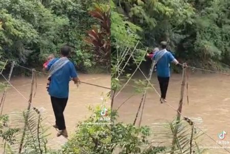 Ngeri! Bapak ini Sebrangi Sungai dengan Seutas Tali Sambil Gendong Bayi