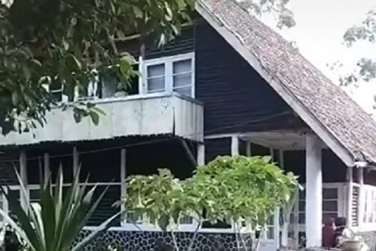 Penampakan Sosok Wanita Berjalan Mundur di Rumah Pengabdi Setan