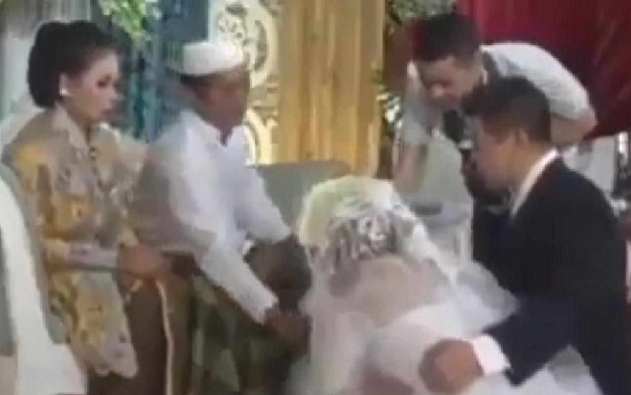 Pengantin Wanita Nangis Histeris Saat Sungkeman