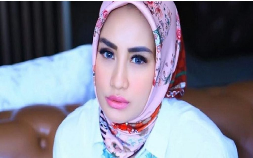 Shinta Bachir Dicibir Netizen Karena Buka Tutup Hijab