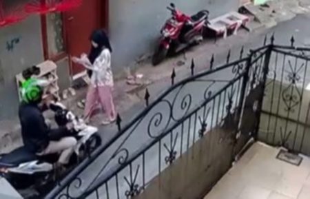 VIRAL Pemotor Pakai Helm Ojol 'Begal Bokong' Wanita Berhijab, Meresahkan!