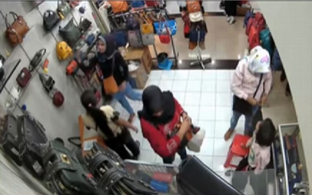 Video Aksi Satu Keluarga Mencuri Tas di Cimahi Mall