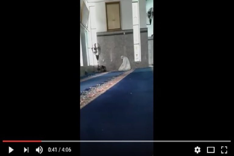 Video Wanita Shalat dengan Gerakan Aneh Viral di Medsos