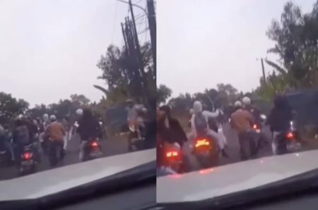 Bawa Sajam, Pelaku Tawuran Kocar kacir Dibubarkan Pengemudi Mobil dengan Ditabrak
