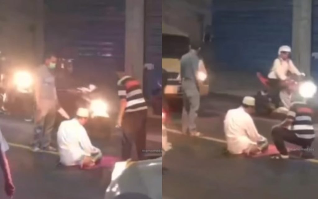 Bikin Heboh! Pria Nekat Salat di Tengah Jalan di Gresik Saat Ramai Kendaraan