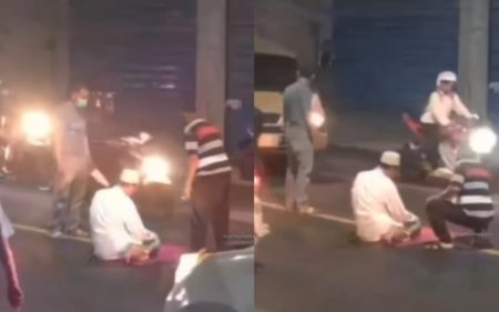 Bikin Heboh! Pria Nekat Salat di Tengah Jalan di Gresik Saat Ramai Kendaraan