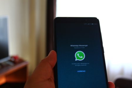 Cara Menyimpan dan Memutar Voice Note WhatsApp