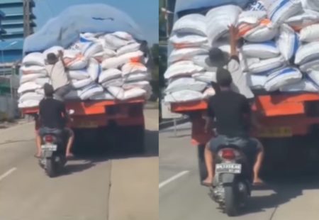 Detik detik 2 Bajing Loncat Beraksi Curi Beras dari Truk yang Tengah Melaju