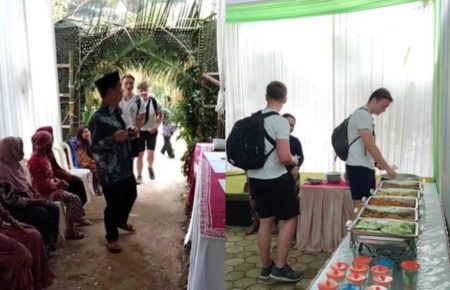 Momen Kocak 2 Bule Diajak Makan Prasmanan di Hajatan Warga, Auto Kebingungan!