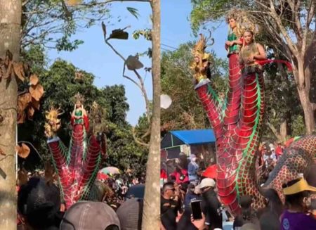 Bak Sinetron Misteri Ilahi, Peserta Karnaval Pakai Kostum Siluman Ular Berkepala Manusia
