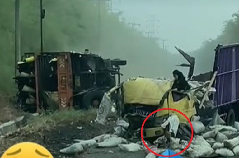 Detik detik Dramatasi Bayi Merangkak dari Kolong Truk Ringsek Usai Kecelakaan Maut