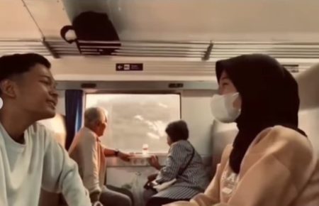 VIRAL Momen 2 Pasangan Beda Usia di Kereta, Bak Wisata Masa Depan dan Nostalgia Masa Lalu