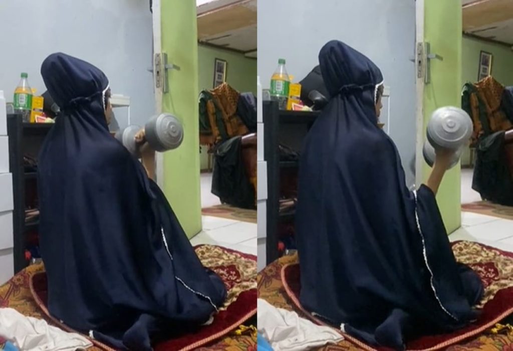 Aksi Random Emak emak Angkat Barbel Usai Salat, Definisi Sehat Jasmani dan Rohani!