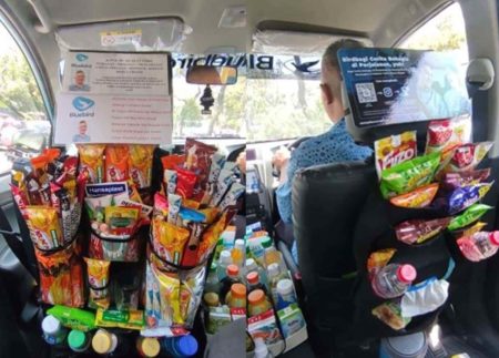 Salut dan Terharu! Sopir Taksi Sediakan Camilan hingga Obat Gratis Untuk Penumpang