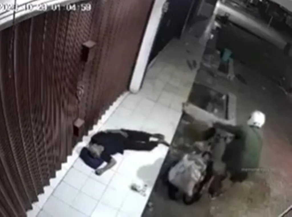 Sedih! Kursi Roda Kakek Penyandang Disabilitas Digondol Maling, Kini Harus Jalan Merangkak