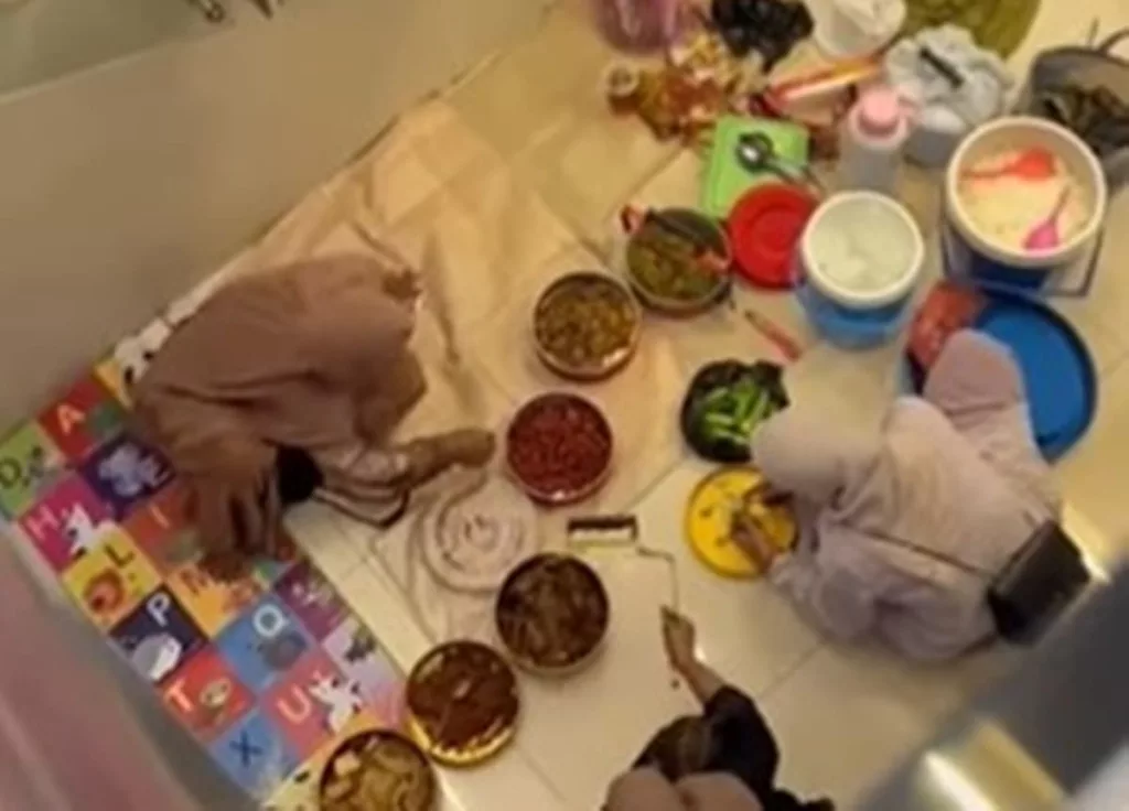 VIRAL Sekelompok Emak emak Piknik di Dalam Mal, Gelar Tikar hingga Bawa Bekal