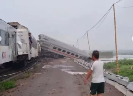 2 Kereta Api Tabakan di Cicalengka Bandung, Gerbong Masuk Sawah