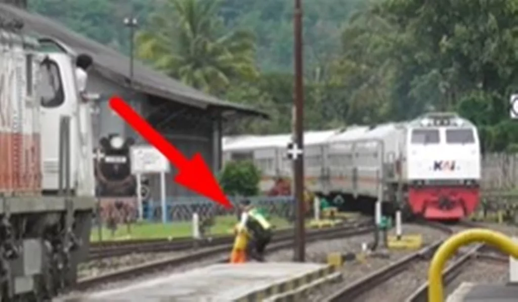 Respect! Petugas Gercep Selamatkan Bocah dari Kereta yang Sudah Dekat