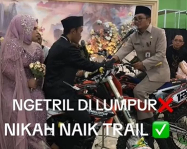 VIRAL Momen Anti Mainstream Pengantin Akad Nikah di Atas Motor Trail