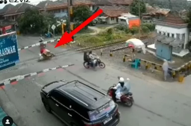 VIRAL Pengendara Motor Jatuh Saat Terobos Palang Kereta, Endingnya Bikin Sport Jantung!