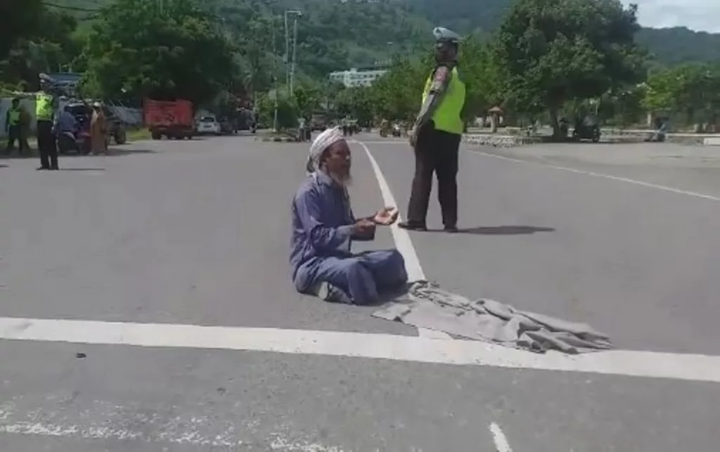 VIRAL Pria Langsung Berdoa di Tengah Jalan Usai Ditilang, Minta Polisi Diazab